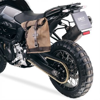 レザークラストバッグ 10L-14L + BMW F900GS フレーム 左