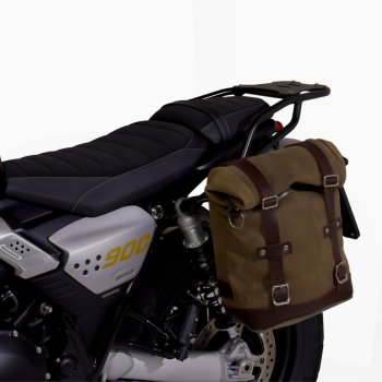 レザークラストバッグ 10L-14L + トライアンフ ストリートスクランブラー900（2026年以降）左フレーム
