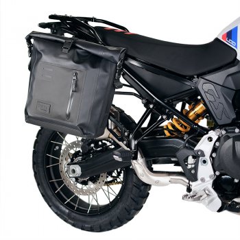 TPUのハリサイドバッグ + BMW F900GS フレーム右