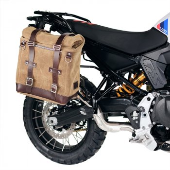 スプリットレザー22L-30Lのサイドバッグスクラム + BMW F900GS フレーム右