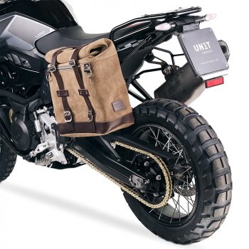 スプリットレザー22L-30Lのサイドバッグスクラム + BMW F900GS フレーム 左