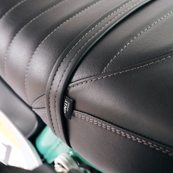 ロイヤルエンフィールド ベア 650 レザーシートカバー