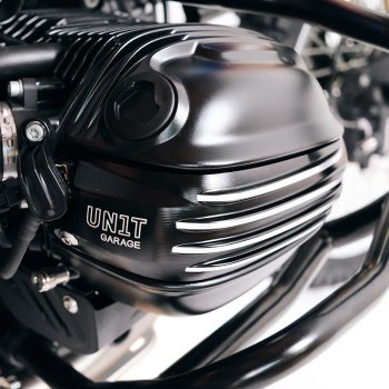 シリンダーヘッドカバー