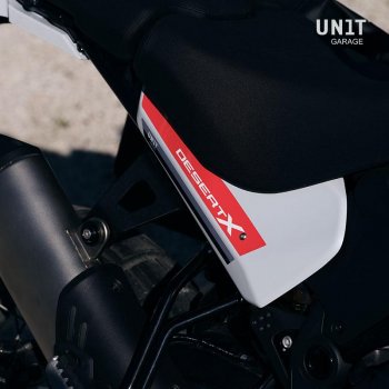 Ducati DesertX スター ホワイト シルク サイド パネル + ステッカー 1 組