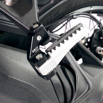 BMW R1300GS および ADV パッセンジャー用ローダウン フットレスト コンフォート キット