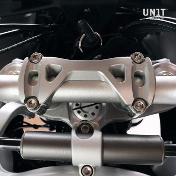 Ducati DesertX のハンドルバー ライザー セット バック